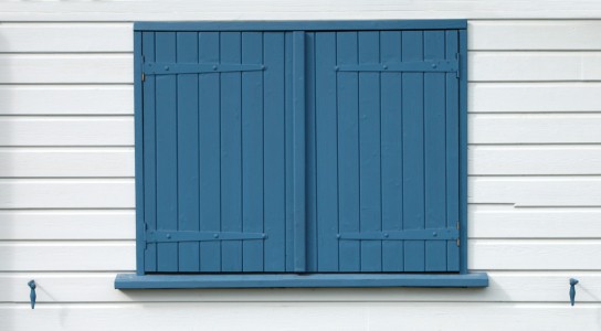 Peinture volet teintée bleue idéale pour protéger et décorer le bois extérieur