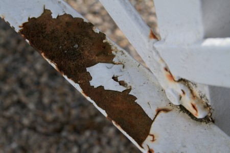 Comment enlever la peinture sur métal avant une rénovation d'une clôture, d'un banc, d'une table ou d'un ouvrage métallique intérieur ou extérieur