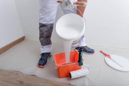 Préparation peinture, verser la peinture dans le bac à peinture ou le camion