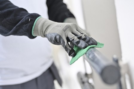 Poncer le métal avant d'appliquer la peinture antirouille de finition, conseils Zolpan