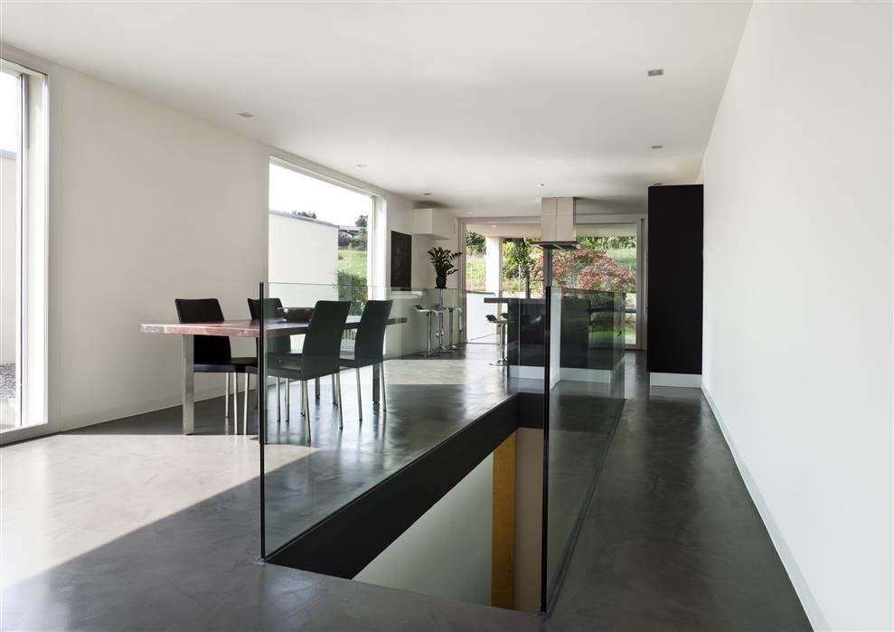 Salle à manger réalisée avec de la peinture intérieure dans les tons naturels blancs et noirs