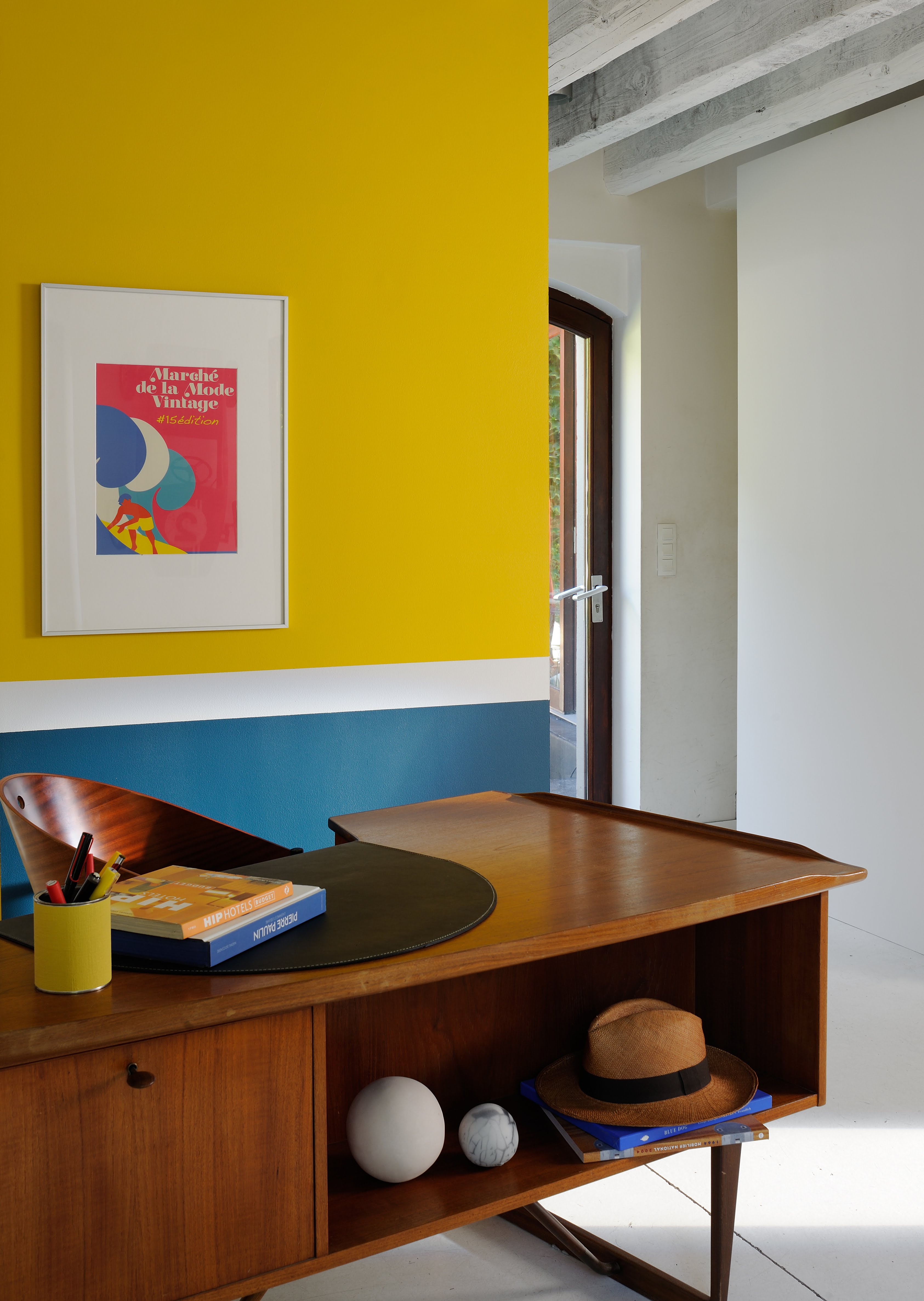 Bureau réalisée avec de la peinture intérieure dans les tons de jaune, gris et bleu