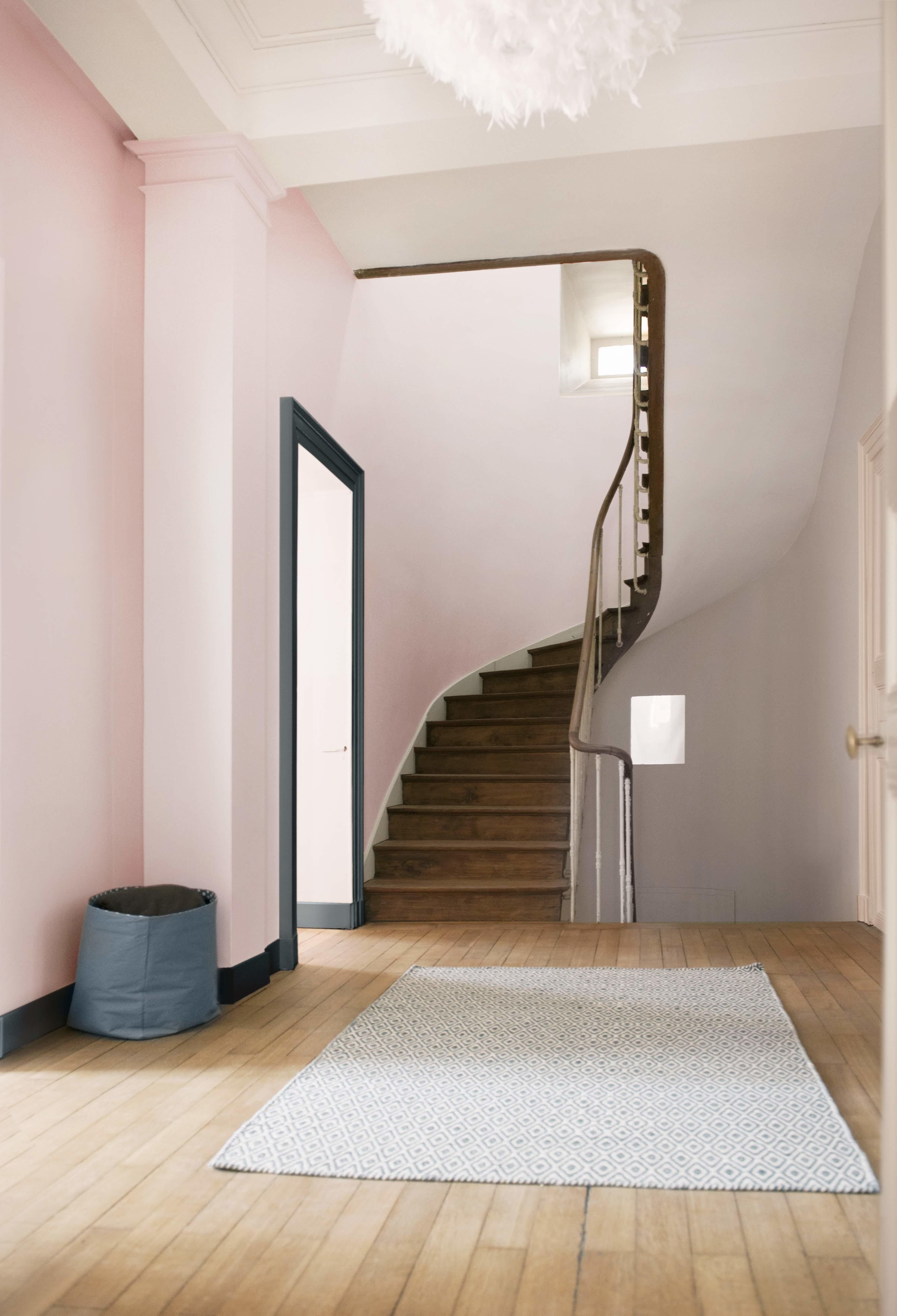 Couloir réalisée avec de la peinture intérieure dans les tons de rose et de gris