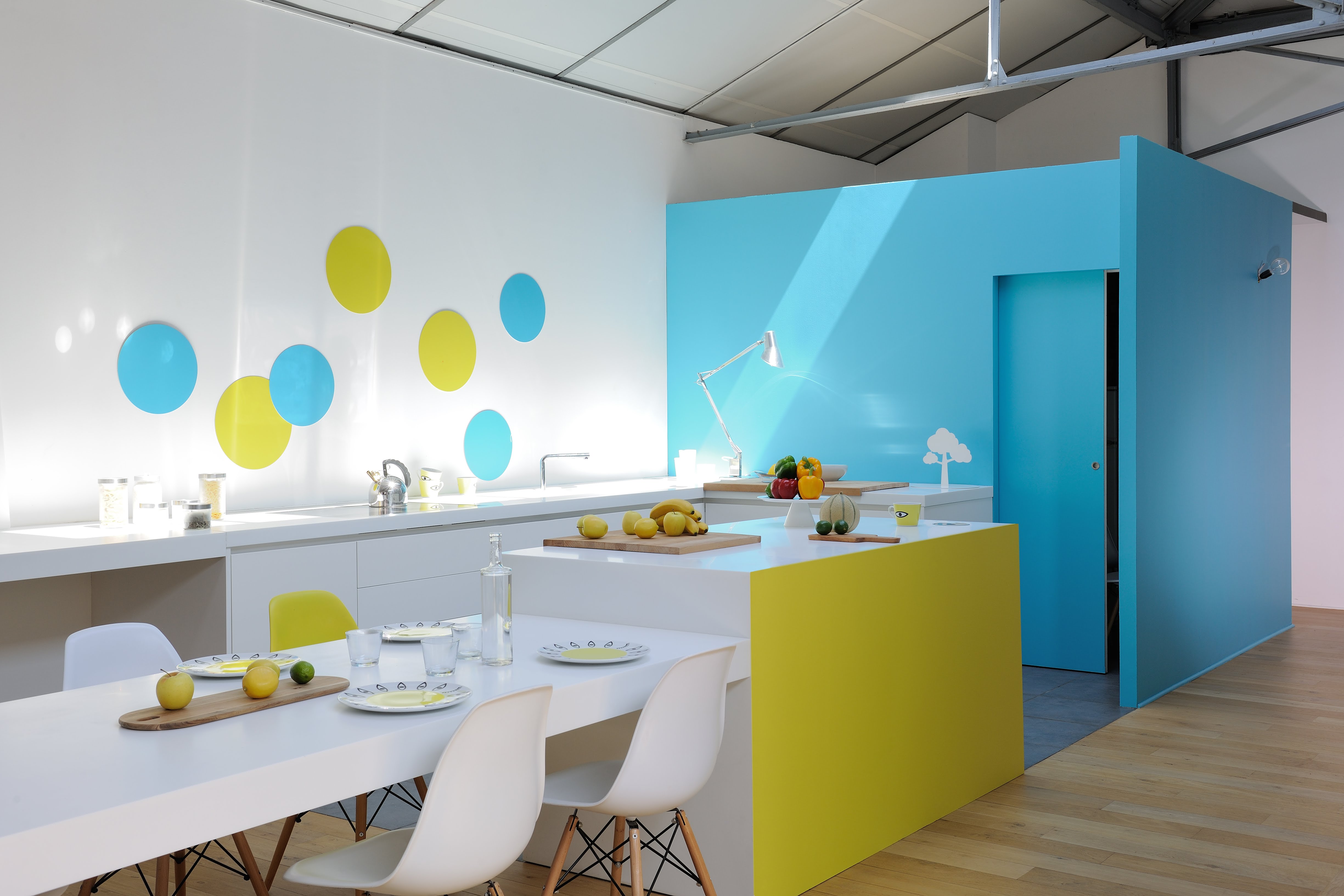 Cuisine réalisée avec de la peinture intérieure dans les tons jaune et bleu