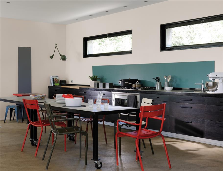 Salon et salle à manger réalisées avec de la peinture intérieure dans les tons bleus et beiges et dans des pointes de teintes sombres avec des chaises dans les tons de rouges