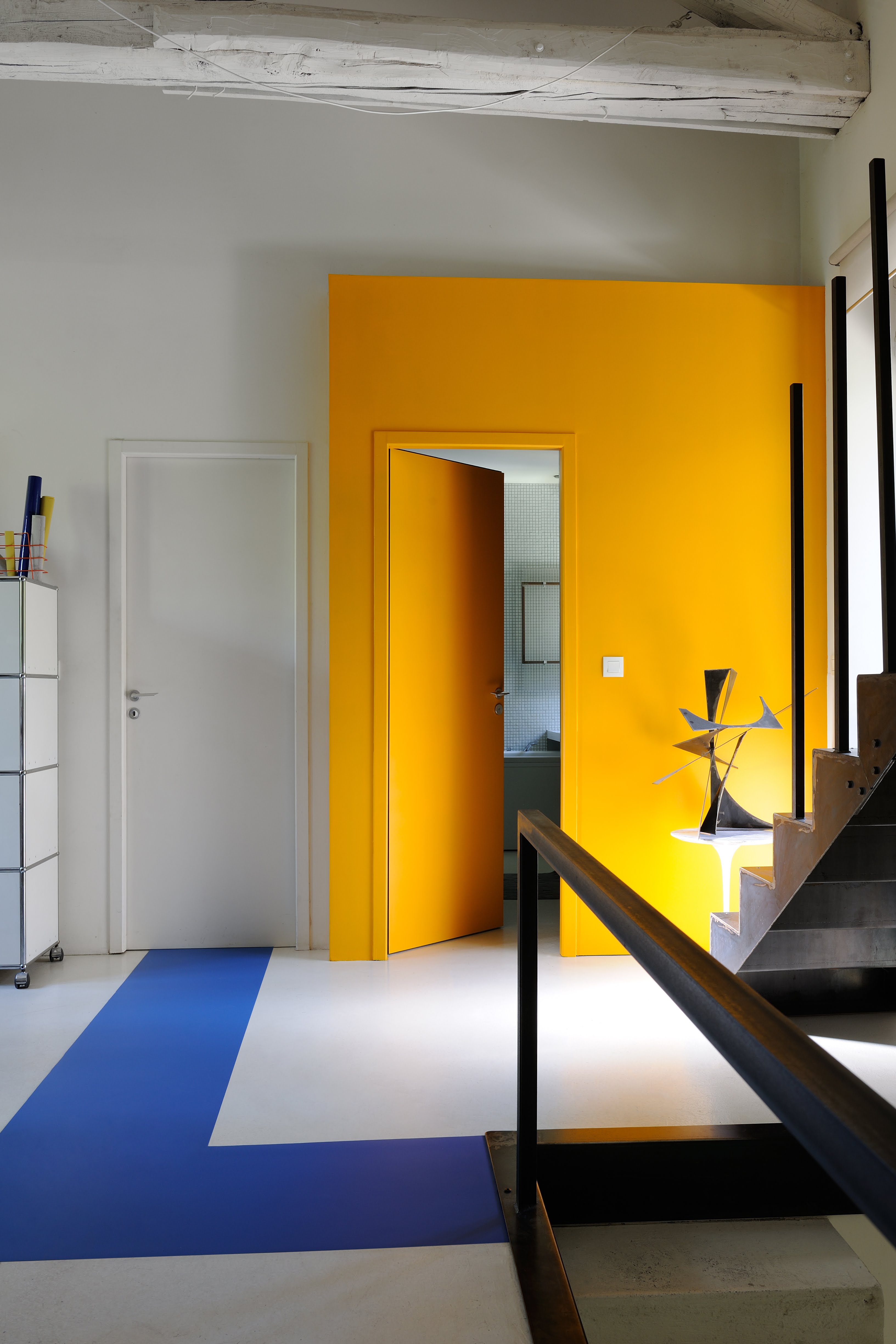 Entrée réalisée avec de la peinture intérieure dans les tons de jaune et de bleu