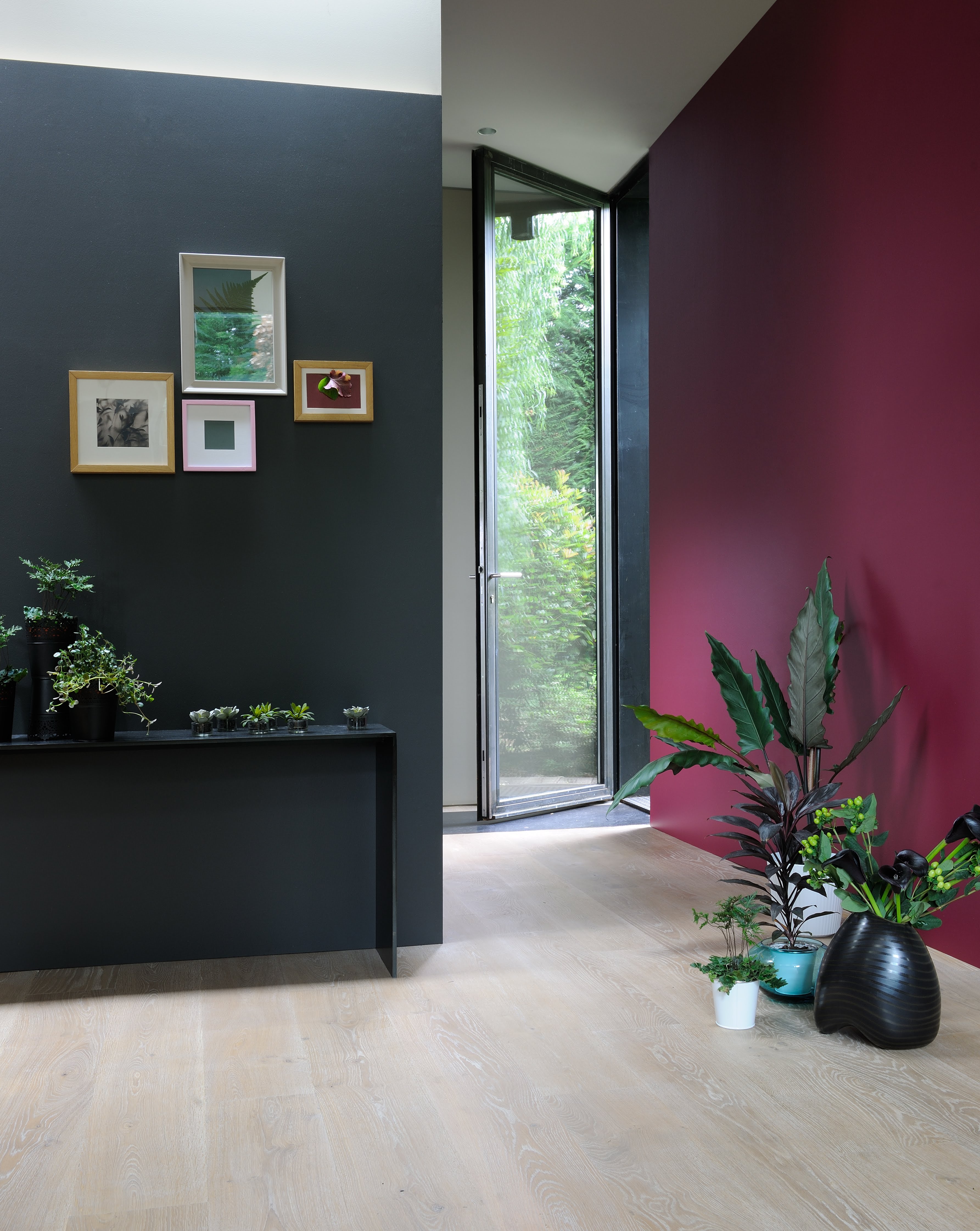 Entrée ou couloir réalisé(e) avec de la peinture intérieure dans les tons de verts et rouges
