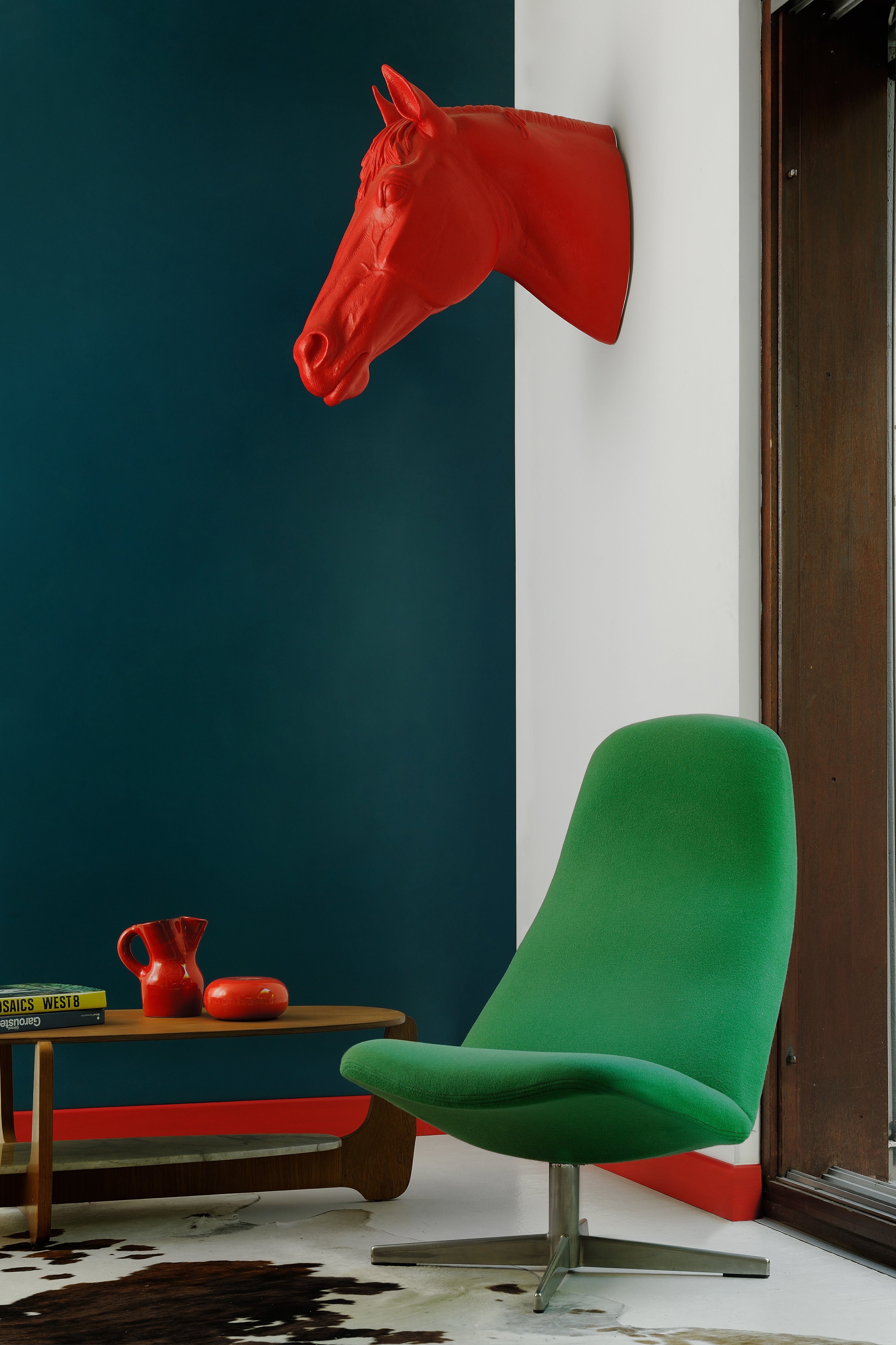 Salon réaslié avec de la peinture intérieure dans les tons de bleu et de rouge