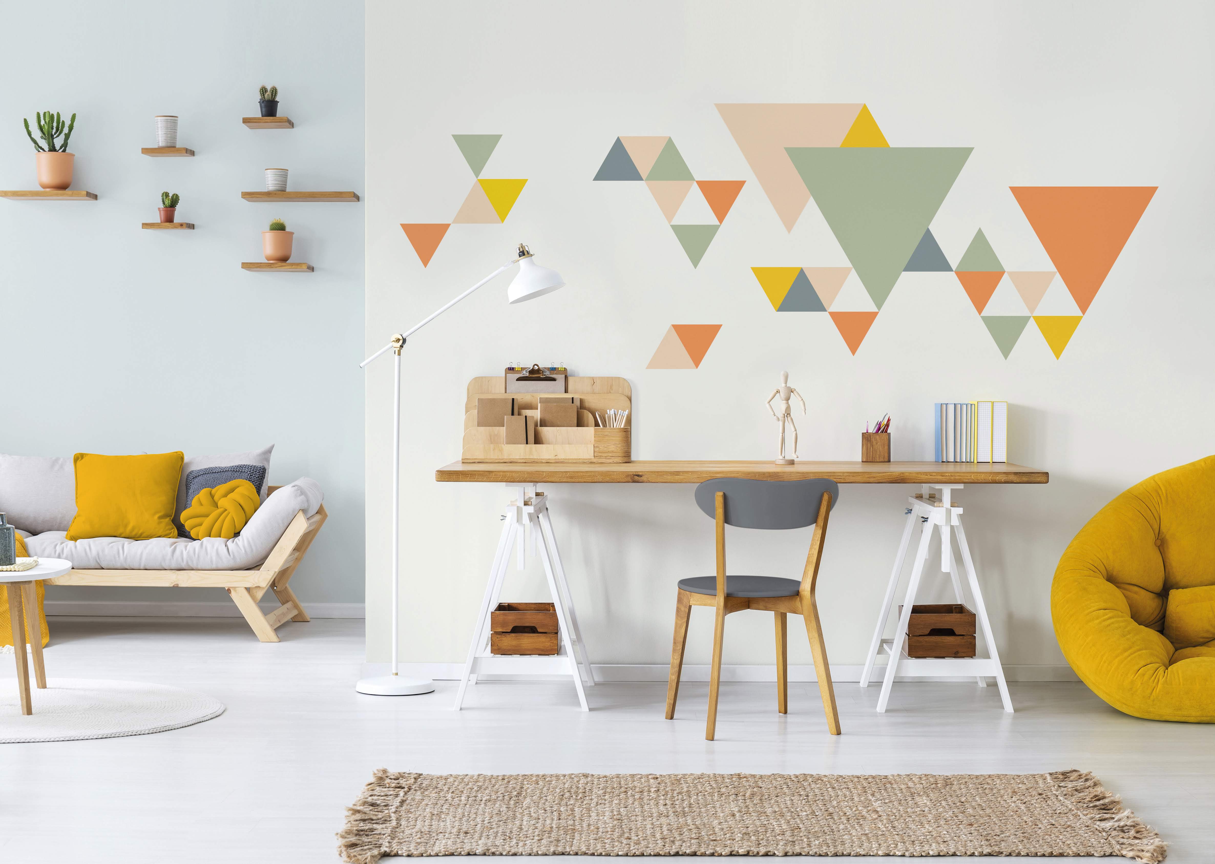 Salon et bureau réalisés avec de la peinture intérieure dans dans les tons de jaune, de gris, d’orange, de rose et de vert