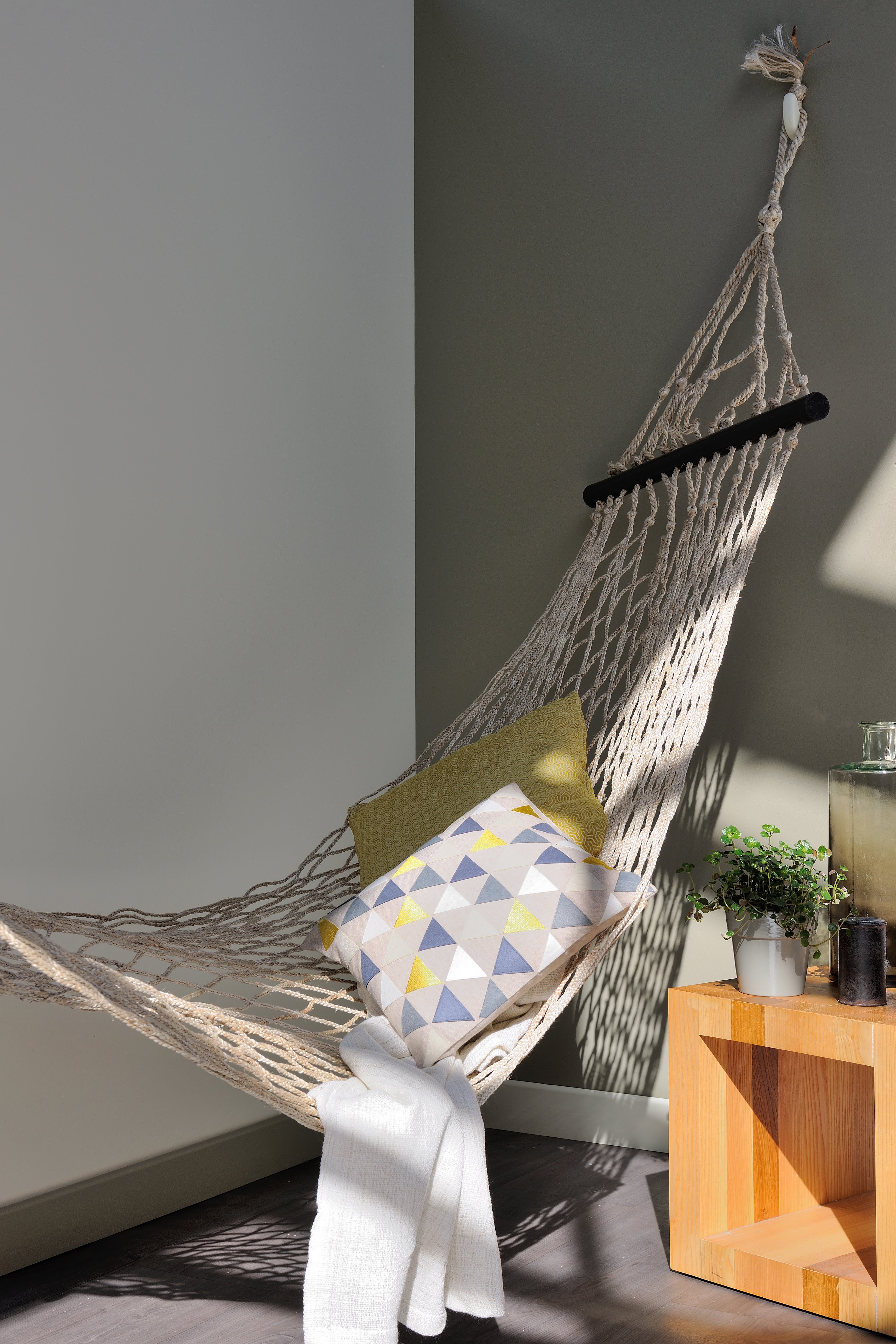 Chambre ou salon réalisé(e) avec de la peinture intérieure dans les tons de beige et gris