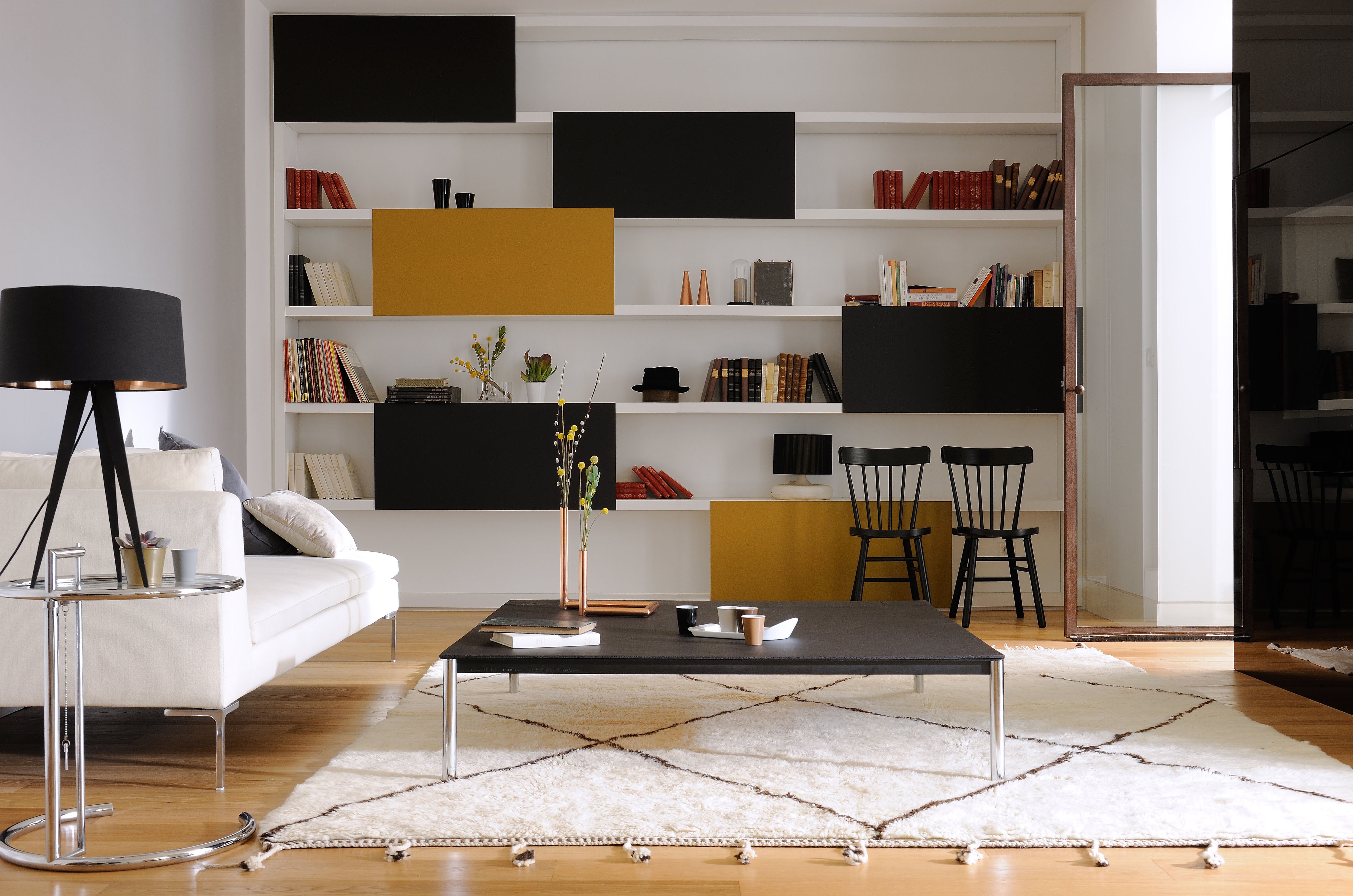 Salon ou salle à manger réalisé(e) avec de la peinture intérieure dans les tons sombres et naturels, de jaunes et de gris